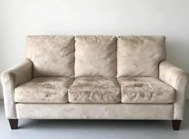 Zetelreiniging Leuven: beige stoffen zitting vóór reiniging met zichtbare vlekken en vuil